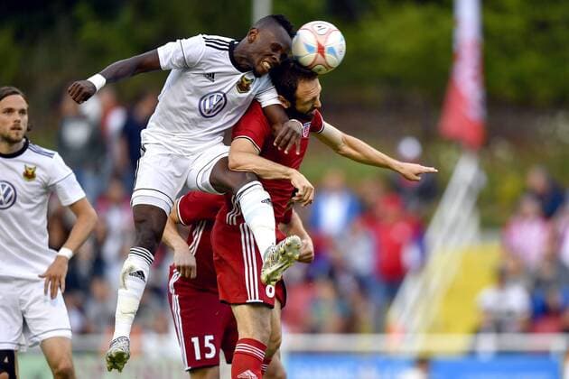 170803 Östersunds Samuel Lareya Mensah och FC Fola Esch Veldin Muharemovic under fotbollsmatchen i kvalet till Europa League mellan Fola Esch och Östersund den 3 augusti 2017 i Esch-sur-Alzette.  Copyright: PETTERxARVIDSON BB170803PA065