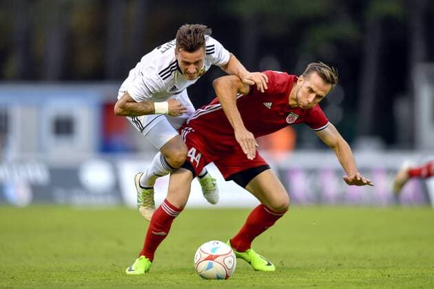 170803 Östersunds Jamie Hopcutt och FC Fola Esch Peter Chrappan under fotbollsmatchen i kvalet till Europa League mellan Fola Esch och Östersund den 3 augusti 2017 i Esch-sur-Alzette.  Copyright: PETTERxARVIDSON BB170803PA068