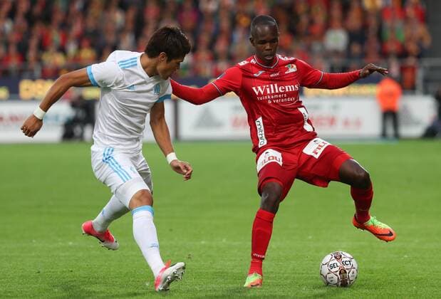 Marseille s Hiroki Sakai and Oostende s Knowledge Musona fight for the ball during a soccer game between Belgian team KV Oostende and French club Olympique de Marseille, the return leg of the third qualifying round for the UEFA Europa League competition, Thursday 03 August 2017 in Oostende. Marseille won the first leg with a 4-2 score. VIRGINIExLEFOUR  x05143202x