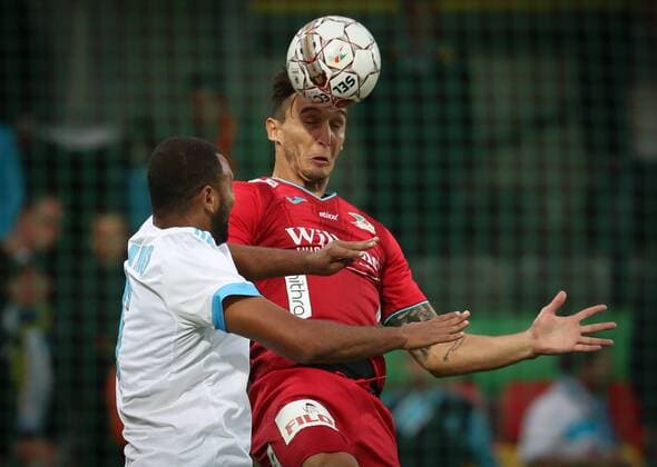 Marseille s Rolando and Oostende s Zarko Tomasevic fight for the ball during a soccer game between Belgian team KV Oostende and French club Olympique de Marseille, the return leg of the third qualifying round for the UEFA Europa League competition, Thursday 03 August 2017 in Oostende. Marseille won the first leg with a 4-2 score. VIRGINIExLEFOUR  x05143203x