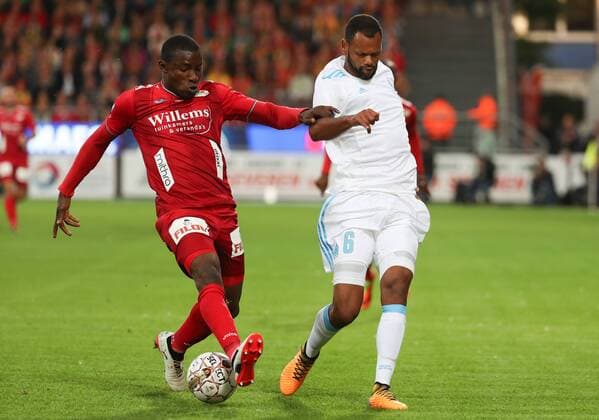 Oostende s Joseph Akpala and Marseille s Rolando fight for the ball during a soccer game between Belgian team KV Oostende and French club Olympique de Marseille, the return leg of the third qualifying round for the UEFA Europa League competition, Thursday 03 August 2017 in Oostende. Marseille won the first leg with a 4-2 score. VIRGINIExLEFOUR  x05143205x