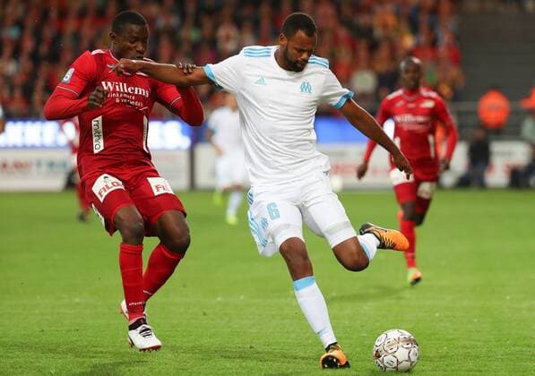 Oostende s Joseph Akpala and Marseille s Rolando fight for the ball during a soccer game between Belgian team KV Oostende and French club Olympique de Marseille, the return leg of the third qualifying round for the UEFA Europa League competition, Thursday 03 August 2017 in Oostende. Marseille won the first leg with a 4-2 score. VIRGINIExLEFOUR  x05143206x