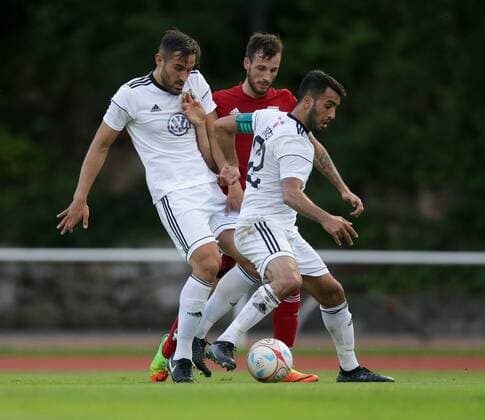 Stefano Bensi (Fola Esch - 27) im Zweikampf mit Sotiris Papagiannopoulos (Ostersunds 4) und Brwa Nouri (Kapitaen Ostersunds 22) 03.08.2017 Fussball Europa League Qualifikation, 3. Runde, Rueckspiel Saison 2017-2018 03.08.2017 LUX, ELQ, Fola Esch (LUX) - Ostersunds SK (SWE) Stade Emile Maryrisch, Esch-Alzette 