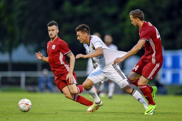 170803 Östersunds Jamie Hopcutt i kamp med FC Fola Esch Peter Chrappan under fotbollsmatchen i kvalet till Europa League mellan Fola Esch och Östersund den 3 augusti 2017 i Esch-sur-Alzette.  Copyright: PETTERxARVIDSON BB170803PA088