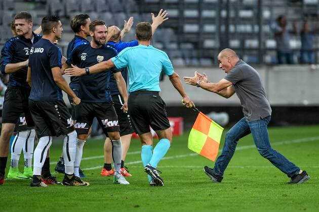 SOCCER - UEFA EL quali, Altach vs Gent INNSBRUCK,AUSTRIA,03.AUG.17 - SOCCER - UEFA Europa League qualification, SCR Altach vs KAA Gent. Image shows the rejoicing of the substitution players of Altach and head coach Klaus Schmidt (Altach). GEPAxpictures xOliverxLerch