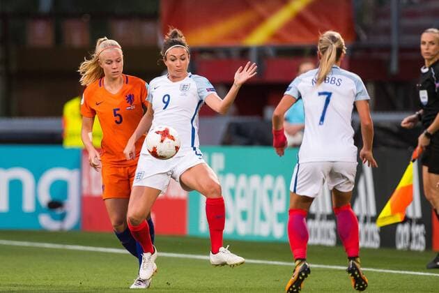(L-R) Kika van Es of Holland Women, Jodie Taylor of England women during the semi-final UEFA WEURO 2017 match between The Netherlands and England at the Grolsch Veste on August 3, 2017 in Enschede, the Netherlands Women: The Netherlands v England UEFA WEURO 2017 2017 2018 xVIxVIxImagesx xGerritxvanxKeulenxIVx 8380385