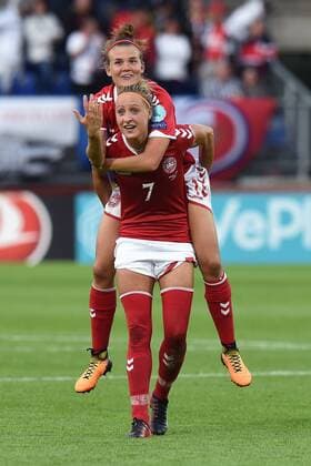 Fußball UEFA Women s Euro Halbfinale Dänemark - Österreich am 03.08.2017 im Rat Verlegh Stadion in Breda Sanne Thoelsgaard ( Dänemark ), vorne - Katrine Veje ( Dänemark ), hinten xRx
