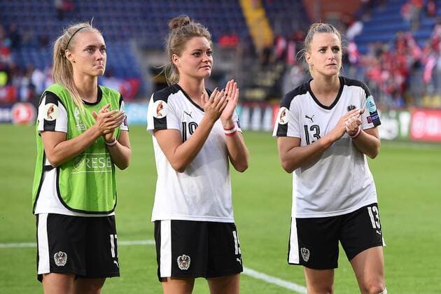 Fußball UEFA Women s Euro Halbfinale Dänemark - Österreich am 03.08.2017 im Rat Verlegh Stadion in Breda Enttäuschte Spielerinnen Sarah Puntigam ( Österreich ), links - Verena Aschauer ( Österreich ), mitte - Virginia Kirchberger ( Österreich ), rechts xRx