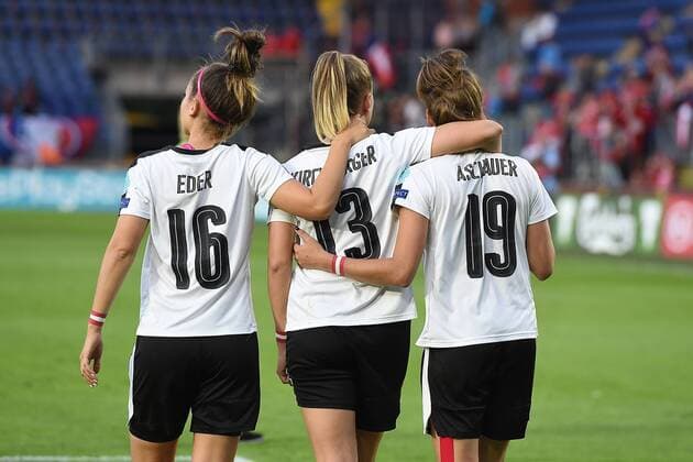 Fußball UEFA Women s Euro Halbfinale Dänemark - Österreich am 03.08.2017 im Rat Verlegh Stadion in Breda Enttäuschte Spielerinnen Jasmin Eder ( Österreich ), links - Virginia Kirchberger ( Österreich ), mitte - Verena Aschauer ( Österreich ), rechts xRx