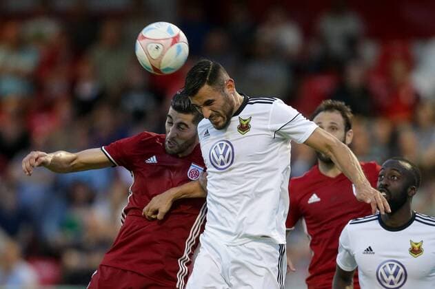 Kopfballduell zwischen Samir Hadji (Fola Esch - 15) und Sotiris Papagiannopoulos (Ostersunds 4) 03.08.2017 Fussball Europa League Qualifikation, 3. Runde, Rueckspiel Saison 2017-2018 03.08.2017 LUX, ELQ, Fola Esch (LUX) - Ostersunds SK (SWE) Stade Emile Maryrisch, Esch-Alzette 