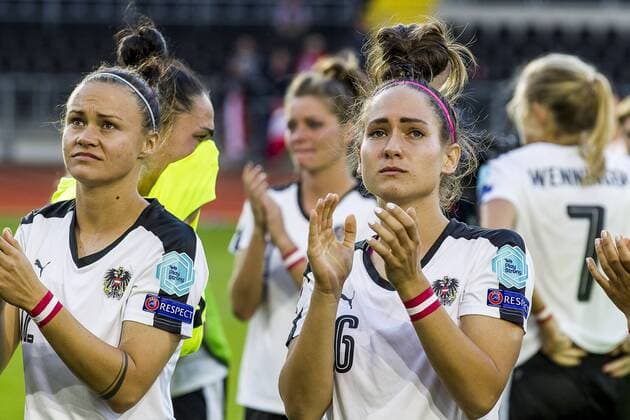 BREDA - 03-08-2017 Rat Verleghstadion. EK vrouwenvoetbal, Woman s Euro 2017, halve finale Denemarken - Oostenrijk. Oostenrijkse speelsters bedanken publiek na uitschakeling. (L-R) Stefanie Enzinger en Jasmin Eder. Denemarken - Oostenrijk  x1661961x