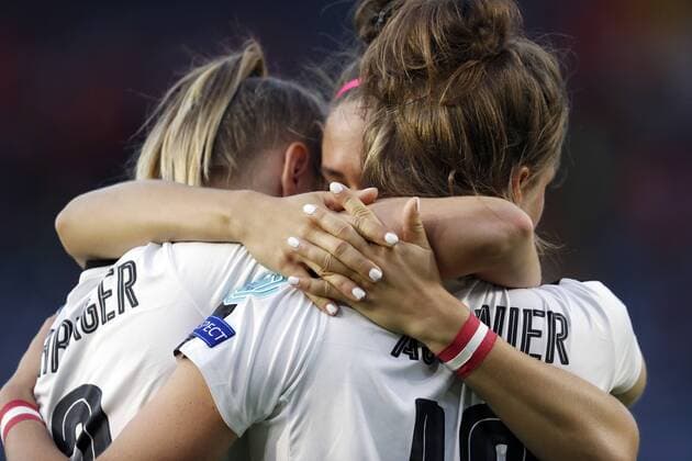 (L-R) Virginia Kirchberger of Austria women, Jasmin Eder of Austria women, Verena Aschauer of Austria women during the UEFA WEURO 2017 semi-final match between Denmark and Austria at the Rat Verlegh stadium on August 03, 2017 in Breda, The Netherlands Women: Denmark v Austria UEFA WEURO 2017 2017 2018 xVIxVIxImagesx xMauricexvanxSteenxIVx 8380489