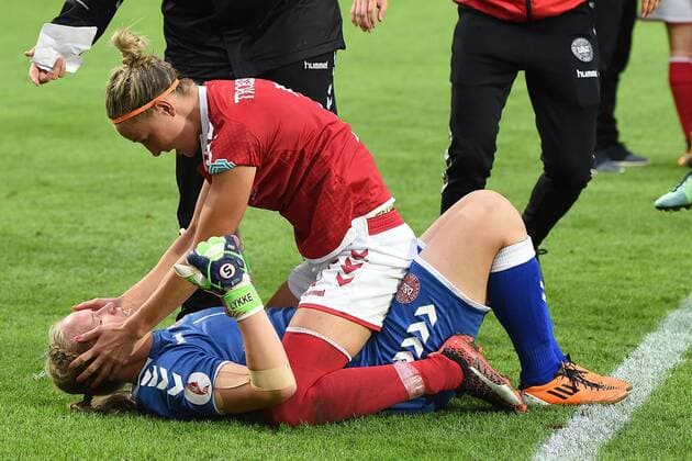 Fußball UEFA Women s Euro Halbfinale Dänemark - Österreich am 03.08.2017 im Rat Verlegh Stadion in Breda Stina Lykke Petersen ( Dänemark ), unten - Sanne Thoelsgaard ( Dänemark ), oben xRx