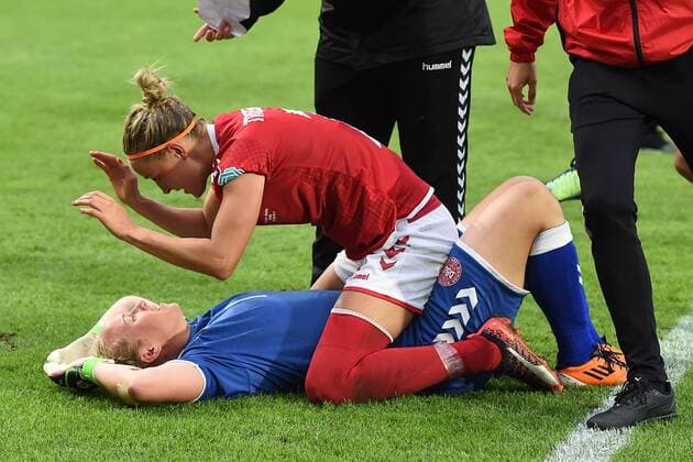 Fußball UEFA Women s Euro Halbfinale Dänemark - Österreich am 03.08.2017 im Rat Verlegh Stadion in Breda Stina Lykke Petersen ( Dänemark ), unten - Sanne Thoelsgaard ( Dänemark ), oben xRx