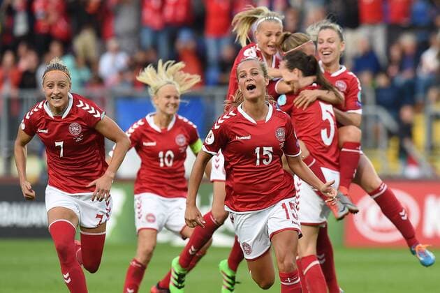 Fußball UEFA Women s Euro Halbfinale Dänemark - Österreich am 03.08.2017 im Rat Verlegh Stadion in Breda Schlussjubel Team Dänemark feiert den Einzug ins EM-Finale Sanne Thoelsgaard ( Dänemark ), links - Frederikke Thögersen ( Dänemark ), rechts xRx