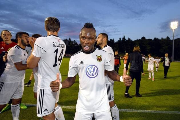 170803 Östersunds Samuel Lareya Mensah jublar efter fotbollsmatchen i kvalet till Europa League mellan Fola Esch och Östersund den 3 augusti 2017 i Esch-sur-Alzette.  Copyright: PETTERxARVIDSON BB170803PA090
