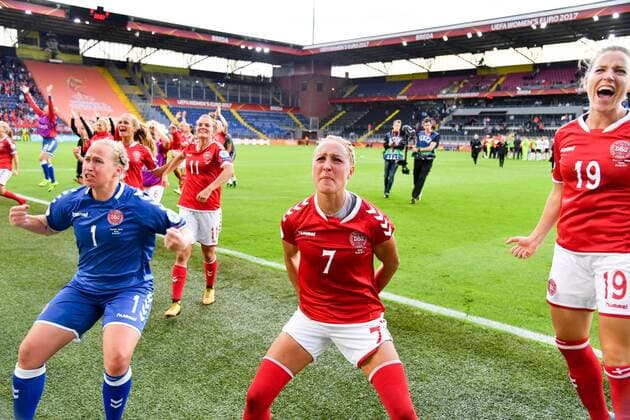 Sanne Troelsgaard (Daenemark, Denmark) (7) feiert mit den Fans den Finaleinzug, Fussball, UEFA Women s EURO 2017,Halbfinale , Dänemark - Österreich, xmkx