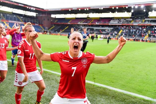 Sanne Troelsgaard (Daenemark, Denmark) (7) feiert mit den Fans den Finaleinzug, Fussball, UEFA Women s EURO 2017,Halbfinale , Dänemark - Österreich, xmkx