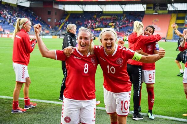 Theresa Nielsen (DÄnemark) (8) Pernille Harder (Daenemark, Denmark) (10) feiert mit den Fans den Finaleinzug, Fussball, UEFA Women s EURO 2017,Halbfinale , Dänemark - Österreich, xmkx