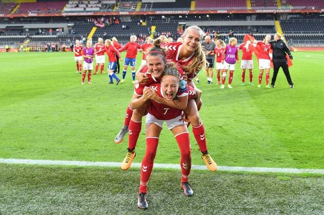 Sanne Troelsgaard (Daenemark, Denmark) (7) Katrine Veje (Daenemark, Denmark) (11) Frederikke Skjodt Thogersen (Daenemark, Denmark) (15) feiern den Finaleinzug, Fussball, UEFA Women s EURO 2017,Halbfinale , Dänemark - Österreich, xmkx