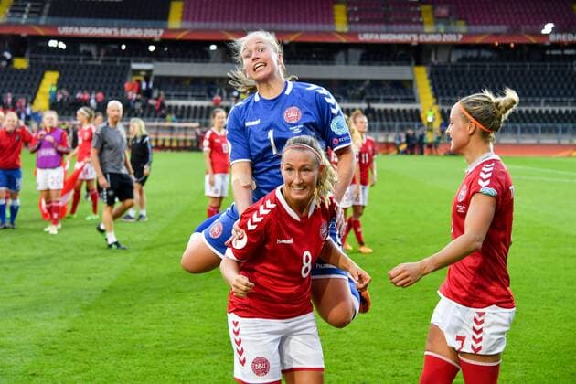 Stina Lykke Petersen (Torwart, Daenemark, Denmark) (1) springt vor Glück, Fussball, UEFA Women s EURO 2017,Halbfinale , Dänemark - Österreich, xmkx