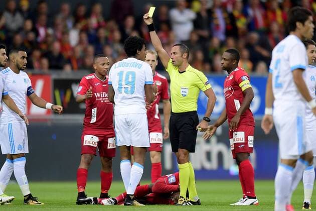 Luiz GUSTAVO (Marseille) is shown a yellow card by referee Guida FOOTBALL : Ostende vs Marseille - Europa League - 03 08 2017 PhotoNews Panoramic  775014732
