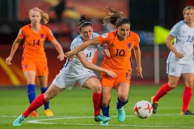 (L-R) Jade Moore of Englan,d women Danielle van de Donk of Holland Women during the semi-final UEFA WEURO 2017 match between The Netherlands and England at the Grolsch Veste on August 3, 2017 in Enschede, the Netherlands Women: The Netherlands v England UEFA WEURO 2017 2017 2018 xVIxVIxImagesx xGerritxvanxKeulenxIVx 8380734