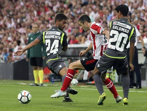 Athletic Bilbao s midfielder Markel Susaeta (C) vies for the ball with Dinamo Bucharest s Filipe Nascimento (L) and Diogo Salomao (R) during the Europa League third round second leg qualifier between Athletic Club Bilbao and Dinamo Bucharest, at the San Mames stadum in Bilbao, Basque Country, Spain, 03 August 2017. ATHLETIC CLUB VS. DINAMO BUCAREST !ACHTUNG: NUR REDAKTIONELLE NUTZUNG!  Copyright: xMiguelxTonax PVA006 20170803-636373934333785598