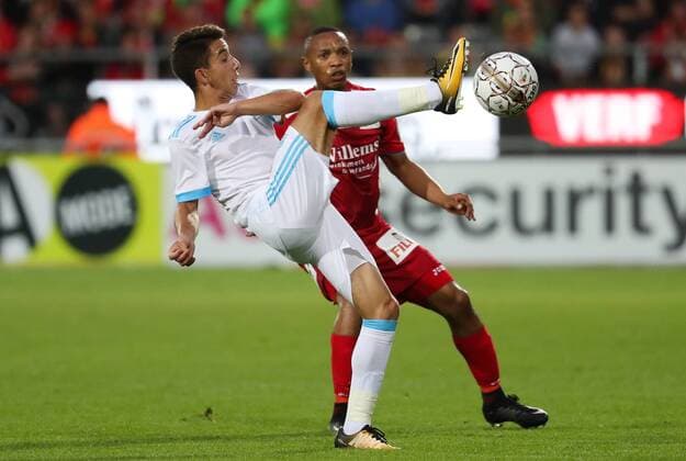 Marseille s Maxime Lopez and Oostende s Andile Ernest Jali fight for the ball during a soccer game between Belgian team KV Oostende and French club Olympique de Marseille, the return leg of the third qualifying round for the UEFA Europa League competition, Thursday 03 August 2017 in Oostende. Marseille won the first leg with a 4-2 score. VIRGINIExLEFOUR  x05143325x