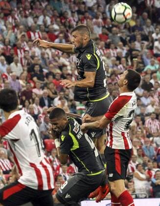 Dinamo Bucharest s Katsikas (C) gores for a header against Athletic Bilbao s Aritz Aduriz during the Europa League third round second leg qualifier between Athletic Club Bilbao and Dinamo Bucharest, at the San Mames stadum in Bilbao, Basque Country, Spain, 03 August 2017. ATHLETIC CLUB VS. DINAMO BUCAREST !ACHTUNG: NUR REDAKTIONELLE NUTZUNG!  Copyright: xMiguelxTonax PVA007 20170803-636373934964649598