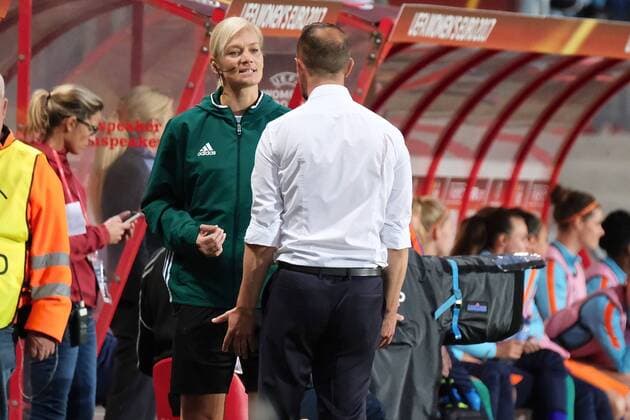 Bilder des Tages - SPORT Netherlands Women v England Women UEFA Women s Euros 2017 England manager Mark Sampson confronts fourth official Bibiana Steinhaus over a decision during the UEFA Women s Euros 2017 Semi-final match at De Grolsch Veste, Enschede Copyright: xKristianxKanex FIL-10476-0060 UK Newspapers OUT