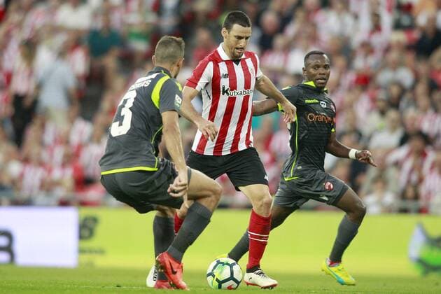 Athletic Club de Bilbao s Aritz Aduriz (l) and FC Dinamo Bucuresti s Giorgos Katsikas (l) and May Mahlangu during Europa League Third Qualifying Round, 2nd leg. August, 3rd.  (2017080370)
