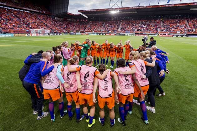 ENSCHEDE - 03-08-2017 , voetbal , WEURO 2017 halve finale , Stadion Grolsch Veste , seizoen 2017 2018 , Nederland - Engeland , Oranje Leeuwinnen peppen elkaar op voor de wedstrijd Nederland - Engeland  x1661927x