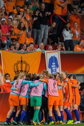 The Ntherlands celebrate the goal of Danielle van de Donk of Holland Women during the semi-final UEFA WEURO 2017 match between The Netherlands and England at the Grolsch Veste on August 3, 2017 in Enschede, the Netherlands Women: The Netherlands v England UEFA WEURO 2017 2017 2018 xVIxVIxImagesx xGerritxvanxKeulenxIVx 8381020