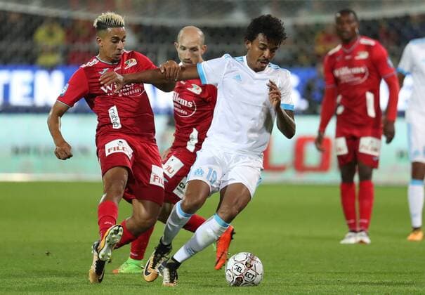 Oostende s Yassine El Ghanassy and Marseille s Luiz Gustavo fight for the ball during a soccer game between Belgian team KV Oostende and French club Olympique de Marseille, the return leg of the third qualifying round for the UEFA Europa League competition, Thursday 03 August 2017 in Oostende. Marseille won the first leg with a 4-2 score. VIRGINIExLEFOUR  x05143354x