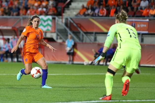 Danielle van de Donk of Holland Women, Siobhan Chamberlain of England women during the semi-final UEFA WEURO 2017 match between The Netherlands and England at the Grolsch Veste on August 3, 2017 in Enschede, the Netherlands Women: The Netherlands v England UEFA WEURO 2017 2017 2018 xVIxVIxImagesx xTomxBodexMultimediaxIVx 8381103