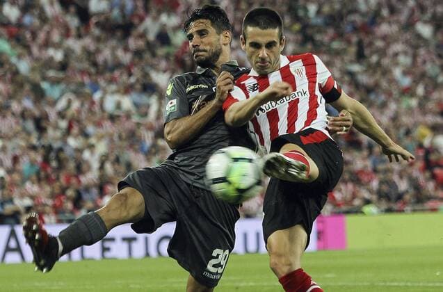 Dinamo Bucharest s Jose Romera (L) vies for the ball with Athletic Bilbao s Markel Susaeta (R) during the Europa League third round second leg qualifier between Athletic Club Bilbao and Dinamo Bucharest, at the San Mames stadum in Bilbao, Basque Country, Spain, 03 August 2017. ATHLETIC CLUB VS. DINAMO BUCAREST !ACHTUNG: NUR REDAKTIONELLE NUTZUNG!  Copyright: xMiguelxTonax PVA014 20170803-636373950005380212