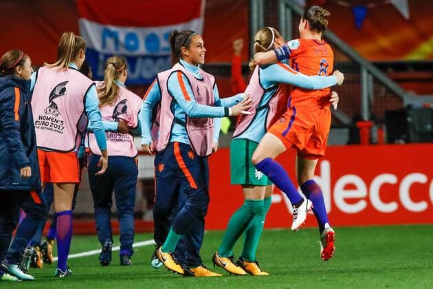 ENSCHEDE - 03-08-2017 , voetbal , WEURO 2017 halve finale , Stadion Grolsch Veste , seizoen 2017 2018 , Nederland - Engeland , Nederland speelster Sherida Spitse (r) viert de 2-0 met de wisselspelers Nederland - Engeland  x1662063x