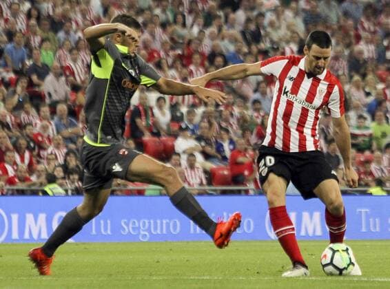 Dinamo Bucharest s Giorgos Katsikas (L) vies for the ball with Athletic Bilbao s Aritz Aduriz (R) during the Europa League third round second leg qualifier between Athletic Club Bilbao and Dinamo Bucharest, at the San Mames stadum in Bilbao, Basque Country, Spain, 03 August 2017. ATHLETIC CLUB VS. DINAMO BUCAREST !ACHTUNG: NUR REDAKTIONELLE NUTZUNG!  Copyright: xMiguelxTonax PVA015 20170803-636373950613156212