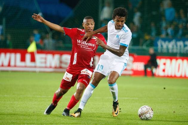 Oostende s Andile Ernest Jali and Marseille s Luiz Gustavo fight for the ball during a soccer game between Belgian team KV Oostende and French club Olympique de Marseille, the return leg of the third qualifying round for the UEFA Europa League competition, Thursday 03 August 2017 in Oostende. Marseille won the first leg with a 4-2 score. KURTxDESPLENTER  x05143408x