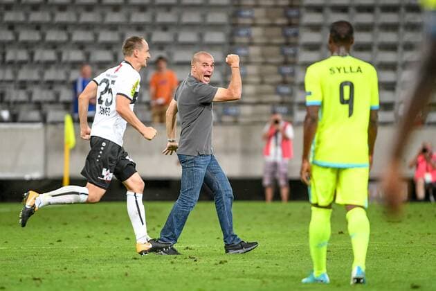 SOCCER - UEFA EL quali, Altach vs Gent INNSBRUCK,AUSTRIA,03.AUG.17 - SOCCER - UEFA Europa League qualification, SCR Altach vs KAA Gent. Image shows the rejoicing of Johannes Aigner and head coach Klaus Schmidt (Altach) and the disappointment of Mamadou Sylla (Gent). GEPAxpictures xOliverxLerch