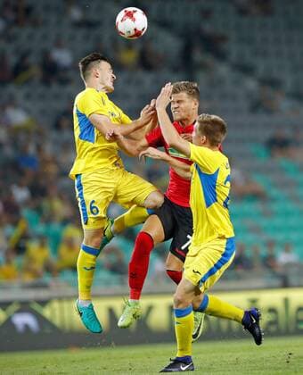 NK Domzale DomÅ¾ale vs. SC Freiburg Ljubljana, Laibach, Slowenien; Stadion StoÃ»ice, 3.8.2017 Fu?ball, UEFA; Europa-League-Qualifikation; Rückspiel, Saison 2017-2018 Tilen Klemencic , Domzale; Florian NIEDERLECHNER, SC Freiburg; Gaber Dobrovoljc, Domzale Foto- und alle