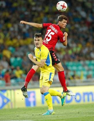 NK Domzale DomÅ¾ale vs. SC Freiburg Ljubljana, Laibach, Slowenien; Stadion StoÃ»ice, 3.8.2017 Fu?ball, UEFA; Europa-League-Qualifikation; Rückspiel, Saison 2017-2018 Tilen Klemencic , Domzale; Pasdcal STENZEL, SC Freiburg Foto- und alle