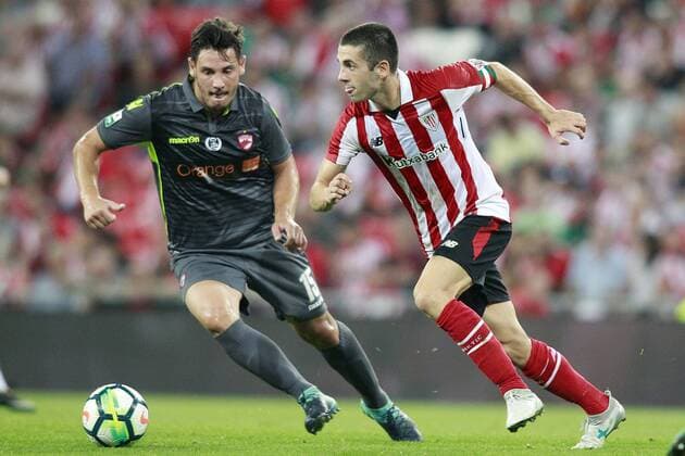 Athletic Club de Bilbao s Markel Susaeta (r) and FC Dinamo Bucuresti s Paul Anton during Europa League Third Qualifying Round, 2nd leg. August, 3rd.  (20170803106)