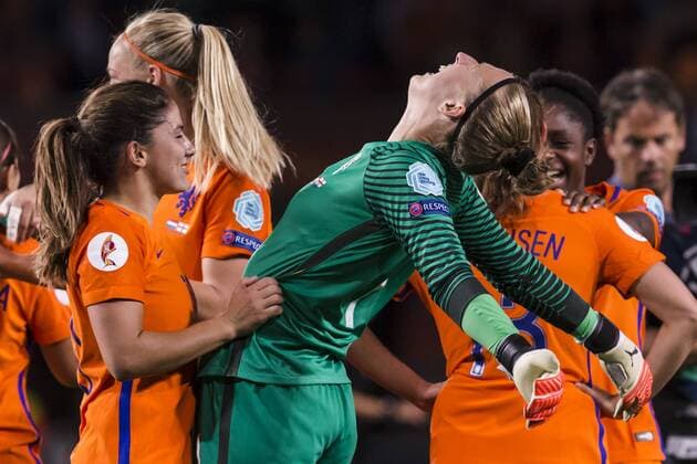 Nederland speelster Danielle van de Donk (l) Nederland keepster Sari van Veenendaal (r) FOOTBALL FEMININ : Pays Bas vs Angleterre - Demi Finale - Euro 2017 UEFA - 03 08 2017 Proshots Panoramic 