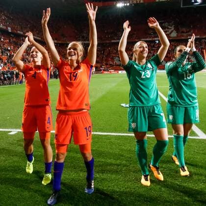 Nederland speelster Mandy van den Berg,Sheila van den Bulk, Loes Geurts en Angela Christ bedanken het publiek. FOOTBALL FEMININ : Pays Bas vs Angleterre - Demi Finale - Euro 2017 UEFA - 03 08 2017 Proshots Panoramic 