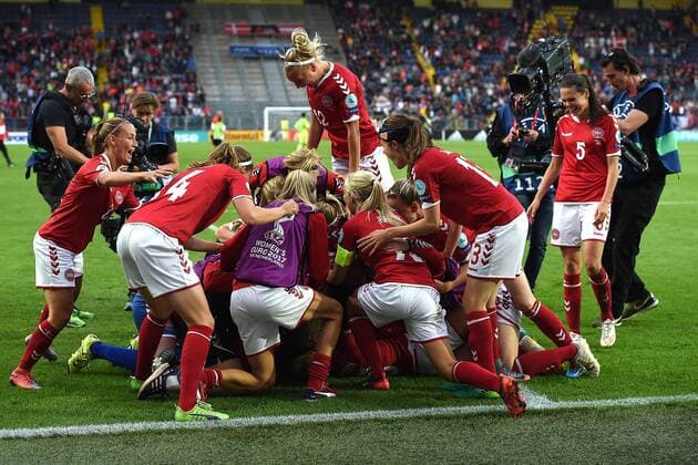 Bilder des Tages - SPORT Fußball UEFA Women s Euro Halbfinale Dänemark - Österreich am 03.08.2017 im Rat Verlegh Stadion in Breda Schlussjubel - Team Dänemark feiert den Einzug ins EM-Finale xRx