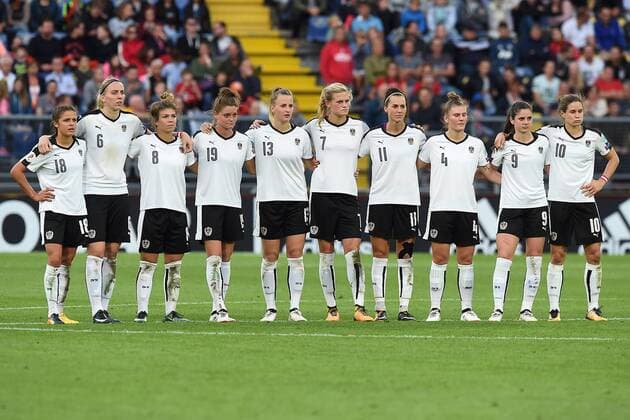 Fußball UEFA Women s Euro Halbfinale Dänemark - Österreich am 03.08.2017 im Rat Verlegh Stadion in Breda Das Team Österreich beobachtet das Elfmeterschießen. V.l.n.r.: Laura Feiersinger ( Österreich ) - Katharina Schiechtl ( Österreich ) - Nadine Prohaska ( Österreich ) - Verena Aschauer ( Österreich ) - Virginia Kirchberger ( Österreich ) - Carina Wenninger ( Österreich ) - Viktoria Schnaderbeck ( Österreich ) - Viktoria Pinther ( Österreich ) - Sarah Zadrazil ( Österreich ) - Nina Burger ( Österreich ) xRx
