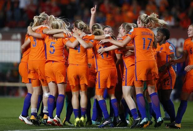 (170804) -- ENSCHEDE, Aug. 4, 2017 -- Players of Netherlands celebrate after winning a UEFA Women s EURO 2017 soccer tournament semi-final match between Netherlands and England with 3-0 in Enschede, the Netherlands, Aug. 3, 2017. ) (SP)NETHERLANDS-UEFA-WOMEN S EURO-2017-SEMIFINAL-NETHERLANDS-ENGLAND YexPingfan 