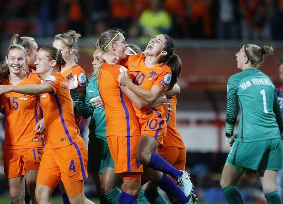 (170804) -- ENSCHEDE, Aug. 4, 2017 -- Danielle van de Donk of Netherlands (R, Center) celebrates with teammates after winning a UEFA Women s EURO 2017 soccer tournament semi-final match between Netherlands and England with 3-0 in Enschede, the Netherlands, Aug. 3, 2017. ) (SP)NETHERLANDS-UEFA-WOMEN S EURO-2017-SEMIFINAL-NETHERLANDS-ENGLAND YexPingfan 
